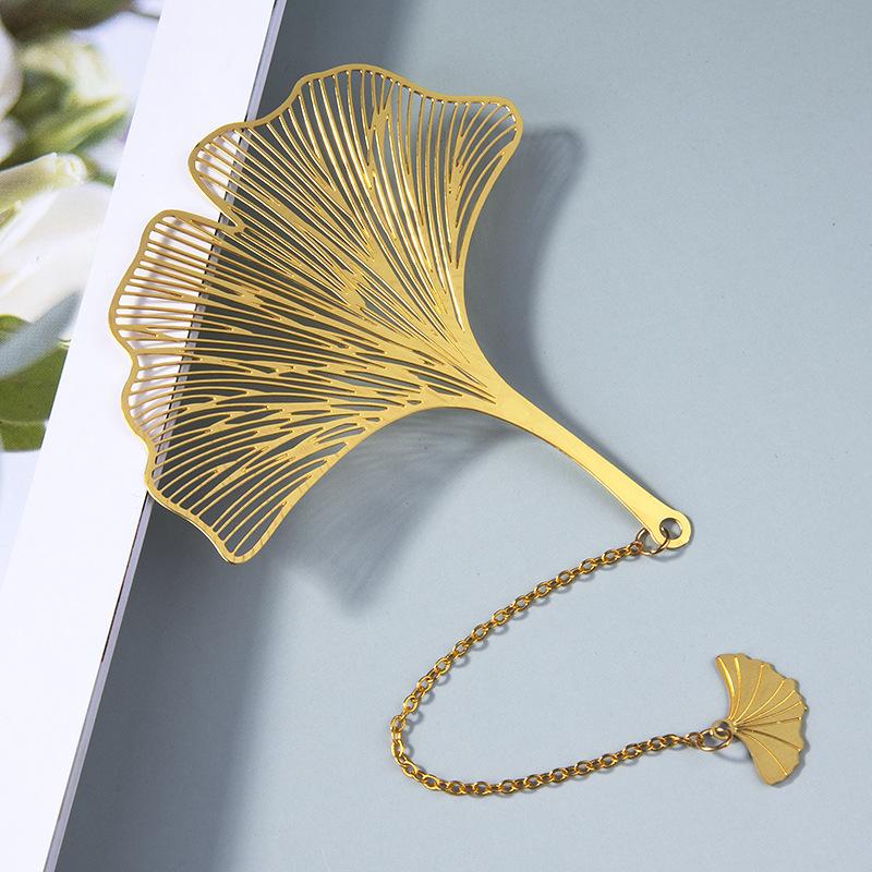 Vintage Hollow Metal Bookmarks Clover Lotus Ginkgo Flowers Maple Leaf Pendant Bookmark Student Book Mark Stationery Gifts New