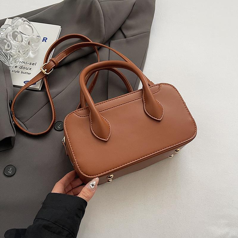 

Сумка Premium sense small женская новинка 2024 года осень-зима ретро-сумка-мессенджер в стиле Майяра портативная маленькая квадратная сумка коричневый