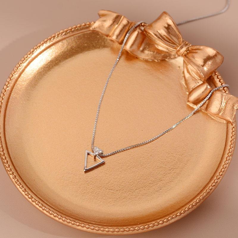 

Діамантовий трикутний кулон Лесбійська ніша Темперамент Ланцюжок на ключицю