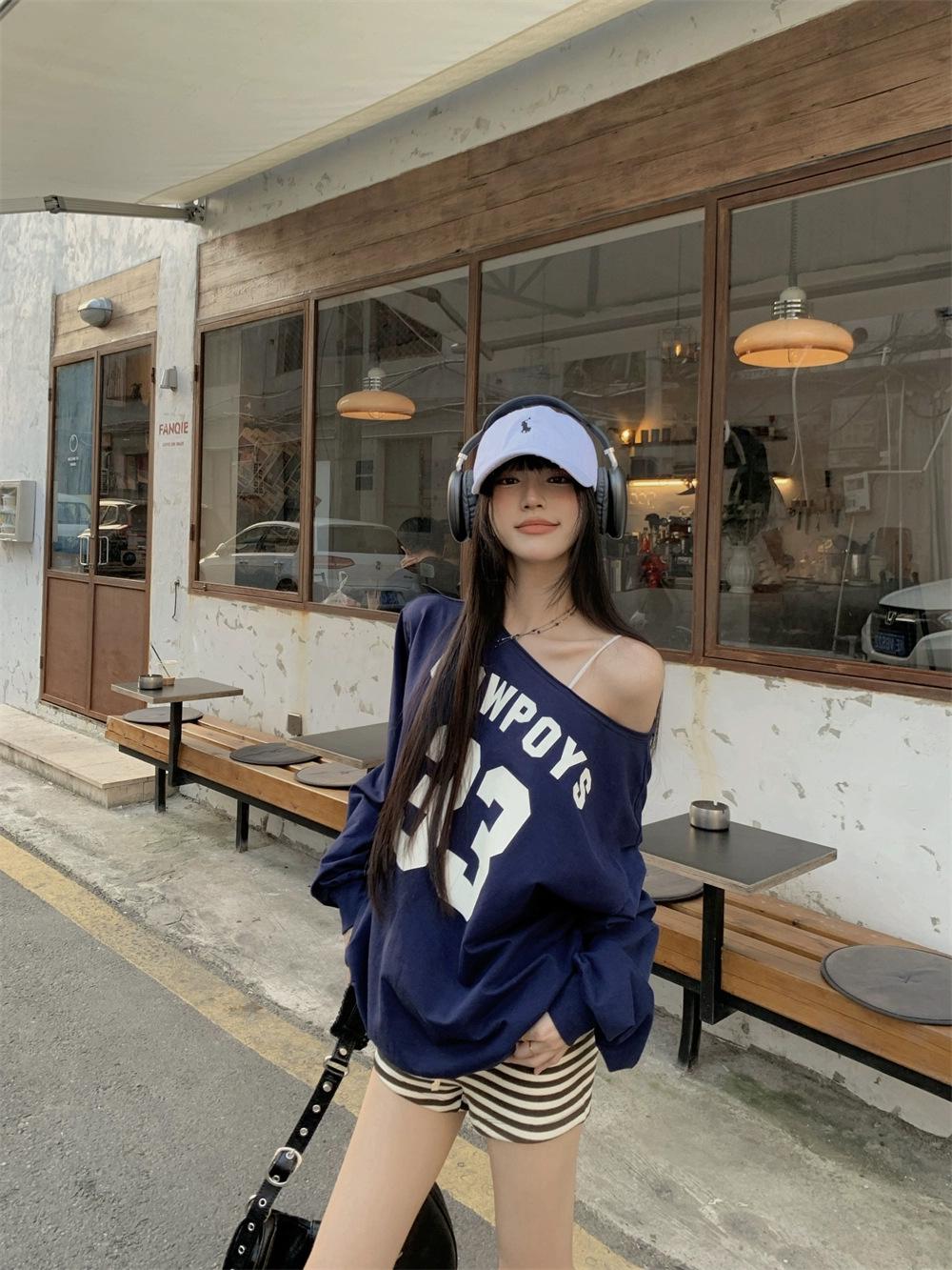 

Женский осенний ретро-свитер с открытыми плечами и буквенным принтом — повседневный, свободный, с длинными рукавами XL темно-синий