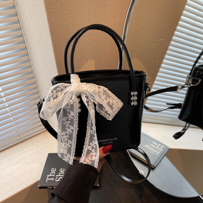 Hand carrying bucket bag women 2025 new shoulder bag simple casual niche messenger bag