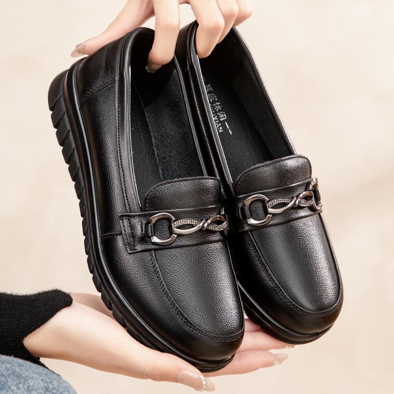 Soft Sole Non-Slip Genuine Leather Slip-On Shoes for Women, Perfect for Middle-Aged or Elderly Moms.