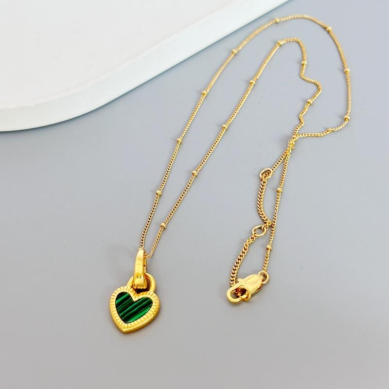 Niche Design Simple Peach Heart Earrings, Earrings, Temperament Women'S Necklace, Black And White Double-Sided Shell, Love Pendant, Collarbone Chain.