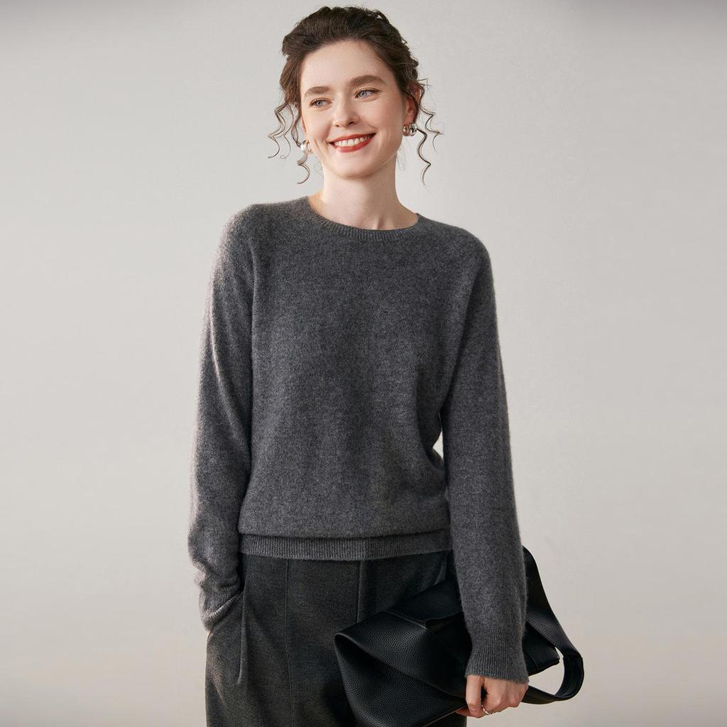 Women's Versatile Cashmere Round Neck Sweater - Thin, Simple, Loose-Fit Knitted Design for Autumn/Winter.