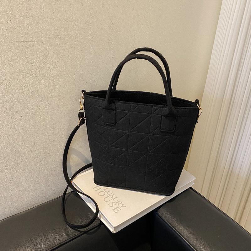 Fashionable Spring 2023 Womens Shoulder Bag Trendy Felt Bucket Bag With Inner Patch Pocket