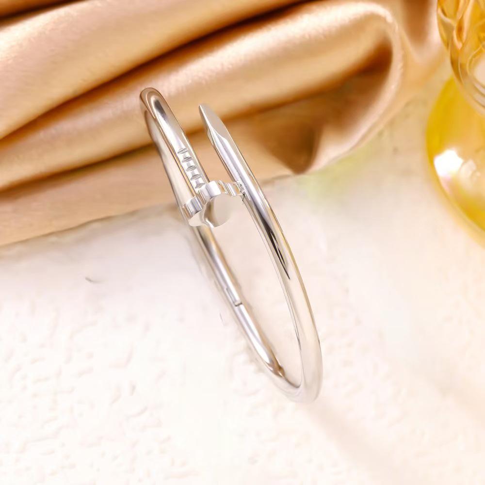 Náramek z titanové oceli pozlacený 18K zlatem se symbolem čtyřlístku, římskými číslicemi a designem srdce