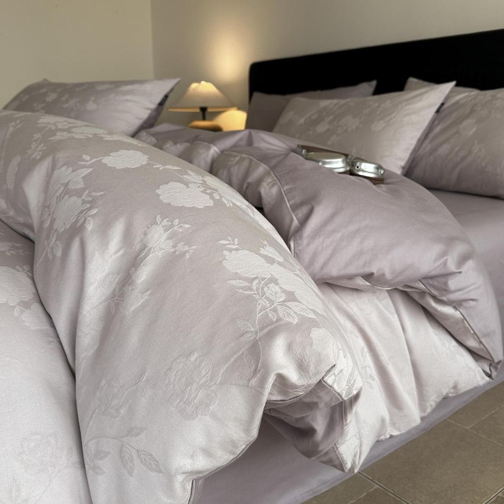 Premium 4-Piece All-Cotton Jacquard Bedding Set – Year-Round Luxurious Retro Duvet Cover with Skin-Friendly Fabric.