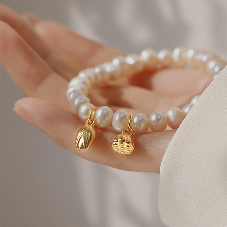 Freshwater Pearl Bee Bracelet: Elegant Light Luxury Versatile Bangle for Women.