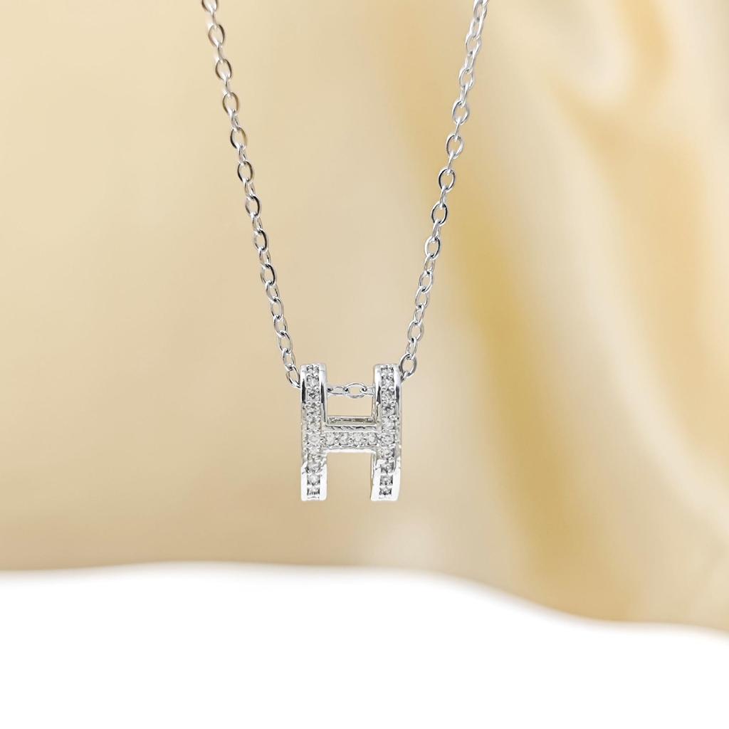 Elegante Collar con Colgante de Diamante H Estilo Coreano para Mujer, Cadena Clavicular Moderna y Versátil con un Tacto Lujoso.