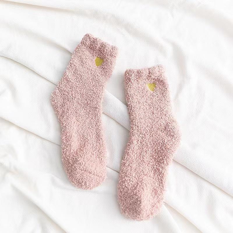 

Женские зимние теплые носки средней длины из кораллового бархата с вышивкой для сна one size розовый