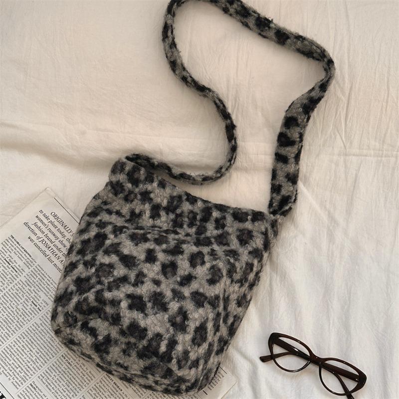 41 autumn and winter fashion leopard print woolen underarm bag women's bucket bag large capacity shoulder bag