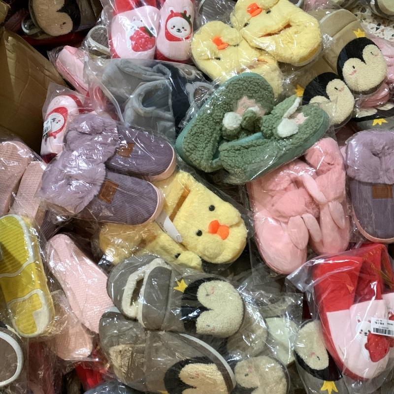 

Miscellaneous men s and women s cotton slippers Winter warm slippers Home non-slip fluffy shoes Supermarket stall shoes Thickened warm mixed packaging for men and women (more women)