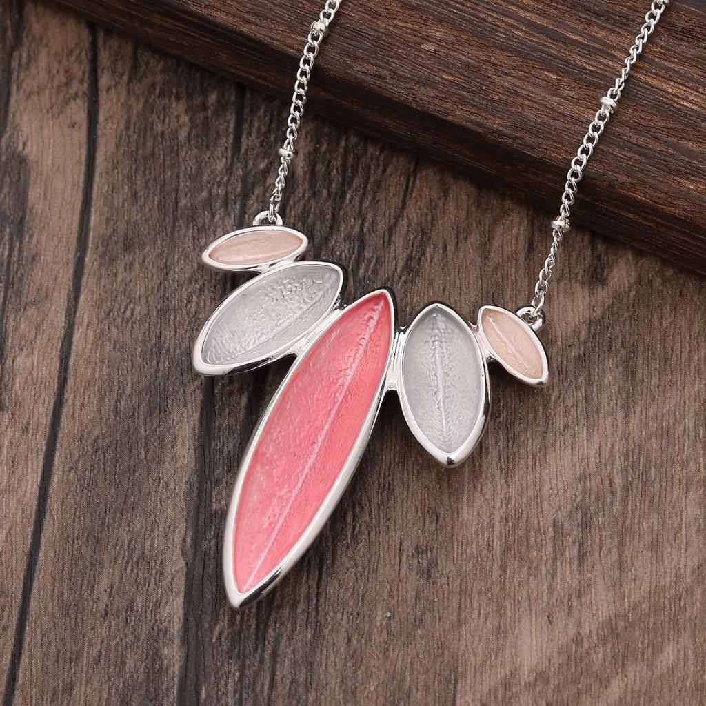 Nouveau pendentif œil de cheval géométrique peint à l'huile de couleur, collier de perles polyvalent en forme d'épée à la mode et personnalisé pour hommes et femmes