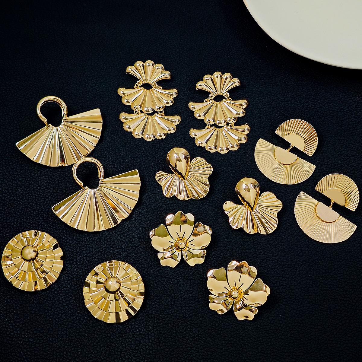 

Retro Geometric Leaf Hollow Metal Fan-shaped Dangle Earrings