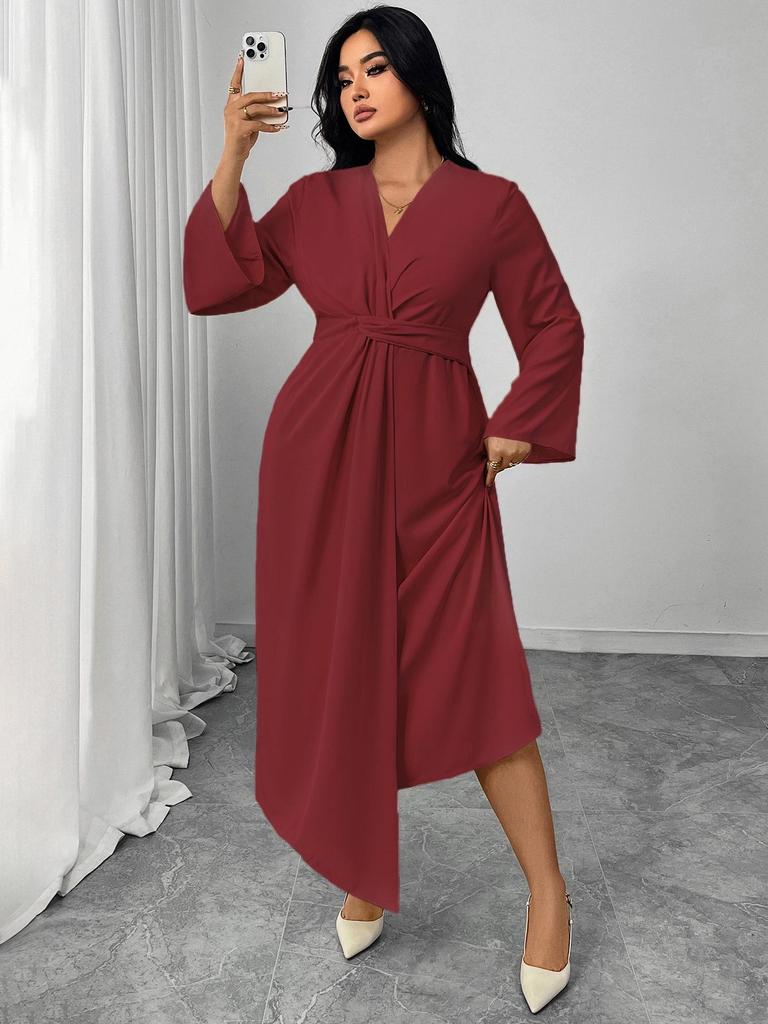 Elegantní šaty bodycon s dlouhým rukávem a zeštíhlujícím pasem s nepravidelným lemem