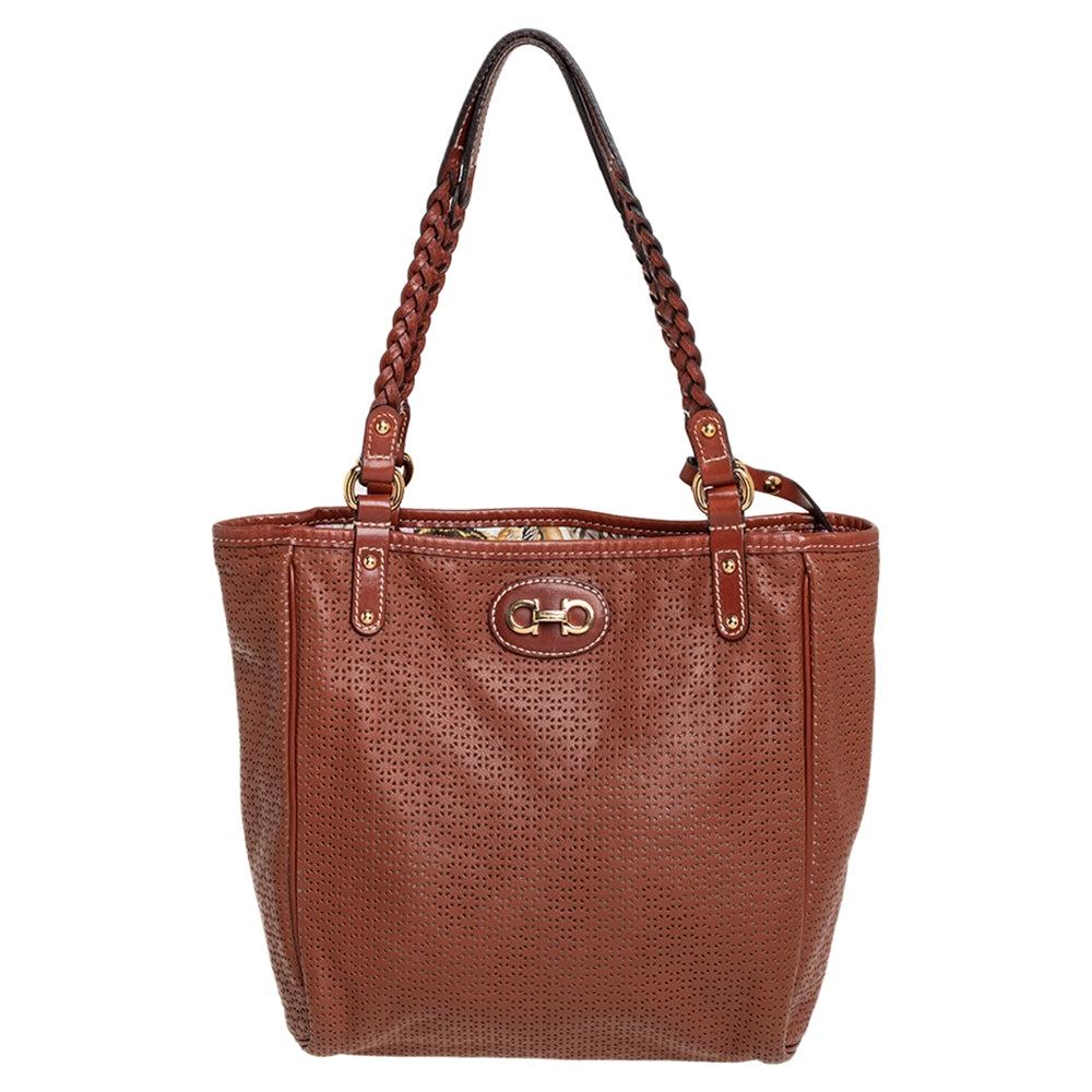

Salvatore Ferragamo Сумка-тоут из перфорированной кожи с плетеной ручкой коричневого цвета