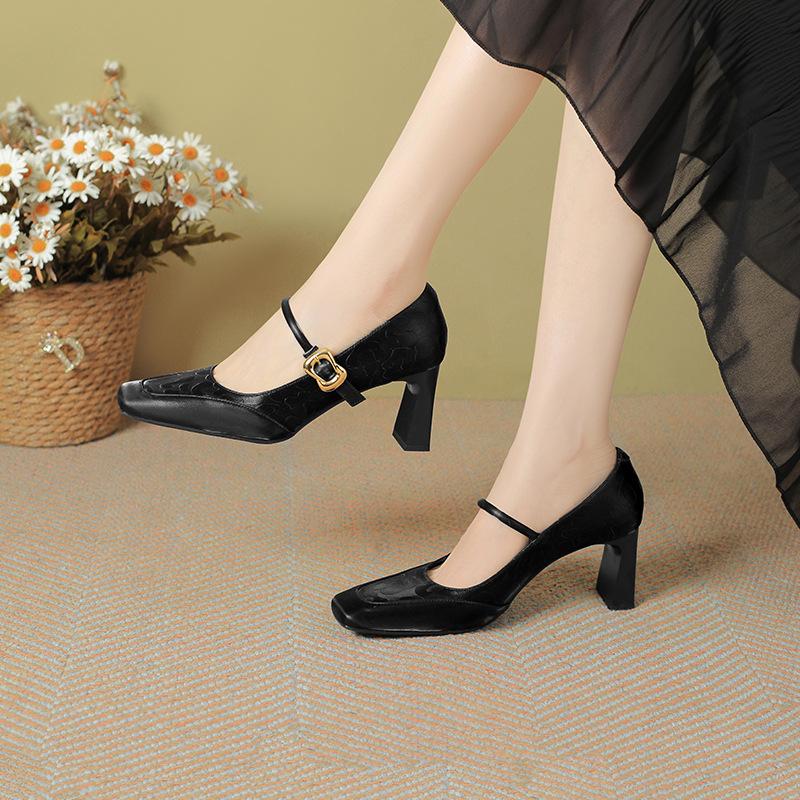 Fashion versatile high heels women's 2025 new Xiaoxiangfeng square head shallow mouth thick heel one-word buckle with Mary Jane single shoes