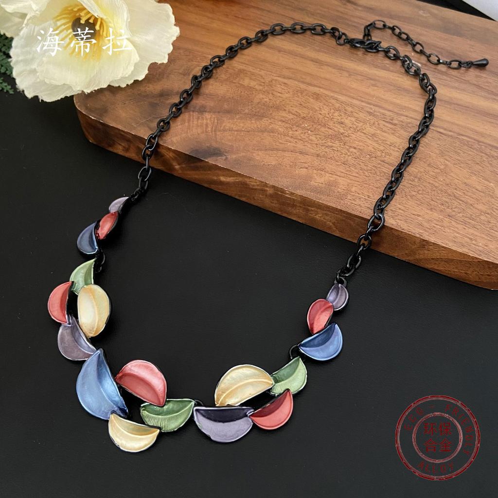 Nouveau collier coloré irrégulier pétale de lune, peinture à l'huile colorée croissant fleur à la mode chaîne de cou pour femmes