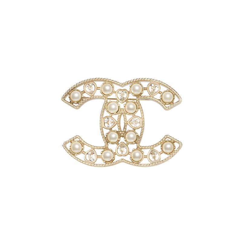 

CHANEL 23A fashionable double C mother-of-pearl brooch for women золотий