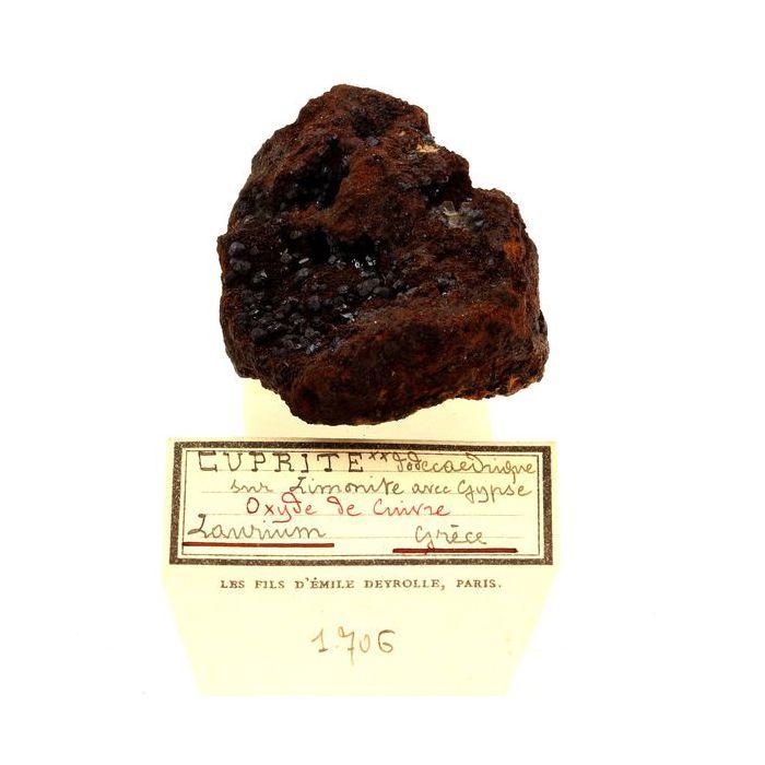 Pierres et Minéraux. Cuprite. 335.0 ct. Laurium, Lavreotiki, Attica, Grèce.