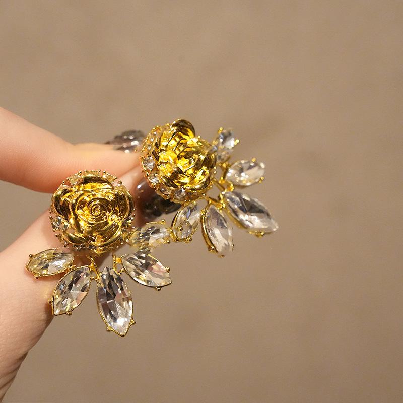 

Leaf flower earrings retro Hong Kong style niche design earrings light luxury high temperament earrings women