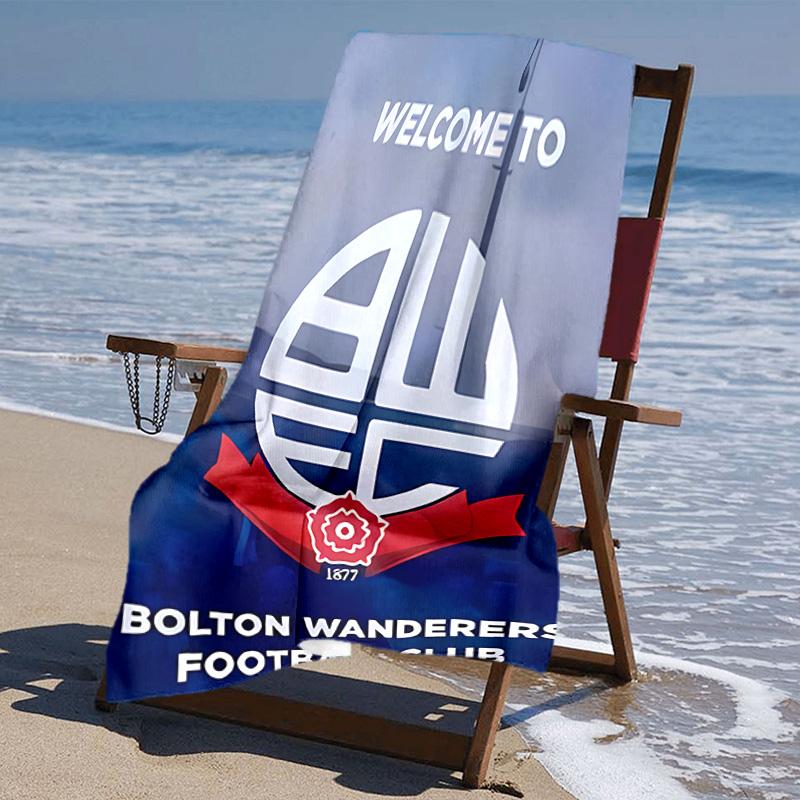 Plážová osuška s logem Bolton Wanderers FC - měkká, savá, rychleschnoucí, pratelná v pračce - ideální na plavání, kempování, koupání