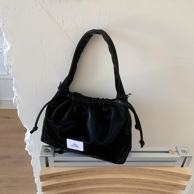 

В этом году популярны сумки большой вместимости для женщин, модные универсальные сумки подмышку на лето 2025, плиссированные сумки-ведра. чёрный