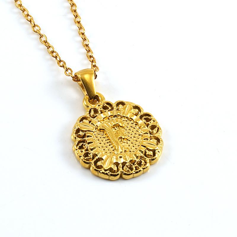 25 lat nowej mody tytanowa stal wisiorek z literą, łańcuszek na obojczyk, naszyjnik z okrągłym wytłaczanym wzorem, spersonalizowany wszechstronny dla mężczyzn i kobiet