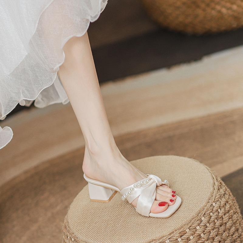

Fashion pearl band med-high heels slippers summer shoes woman silk band outdoor slides thick heel flip flops pearl sandalias mujer 34 абрикосовый