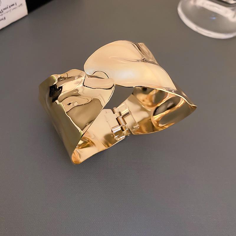 European & American Pleated Metal Bangle: Elegant Cold-Style Bracelet with High-End Luxury Design