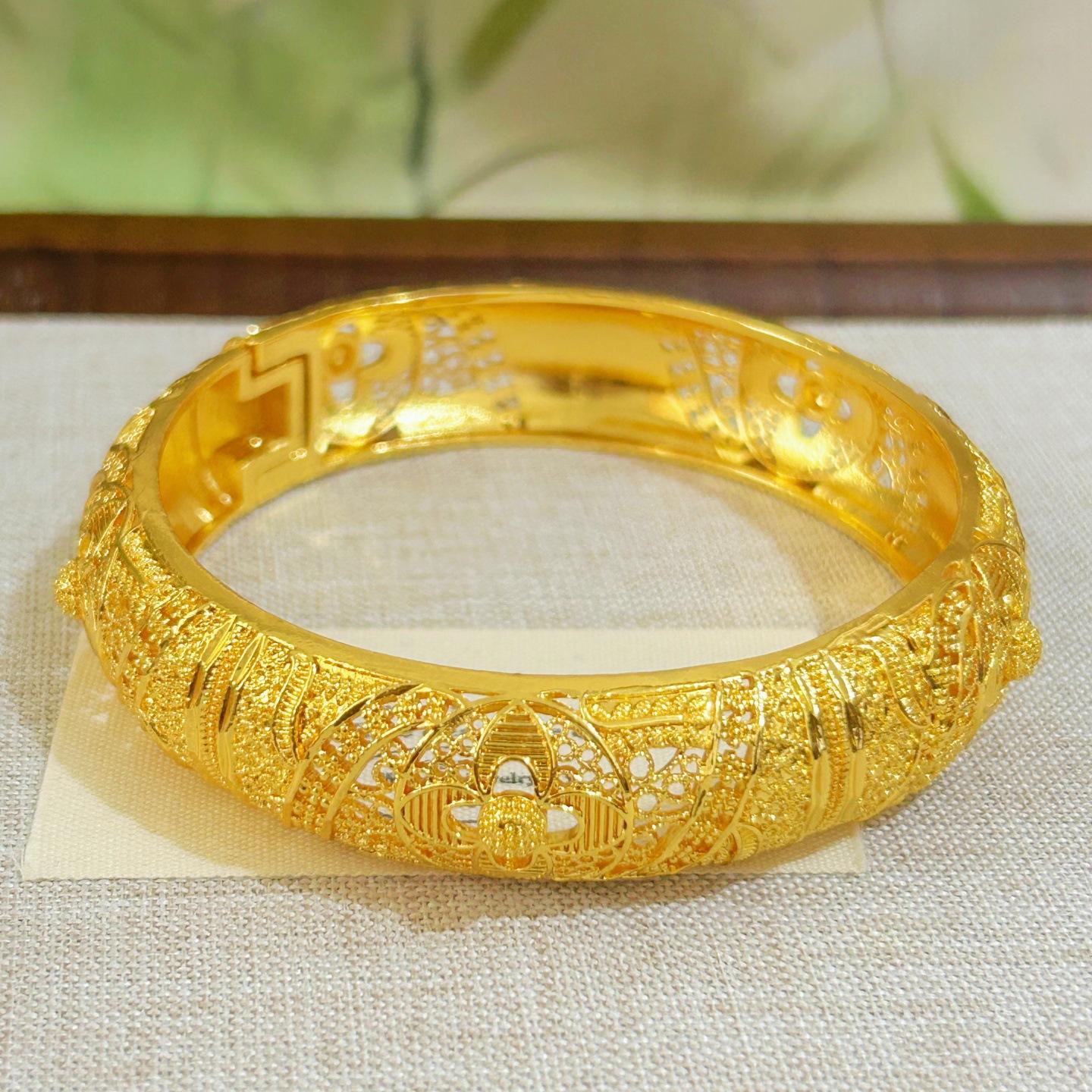 Wide Four-leaf Carved Buckle Bracelet for Women, Niche High-end Accessories 17CM