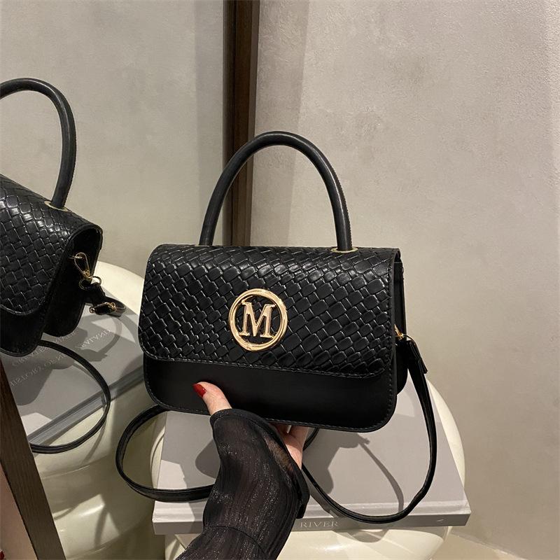 

This year s popular small bag women s summer 2025 new fashion retro messenger bag Internet celebrity handbag female Internet celebrity versatile чёрный