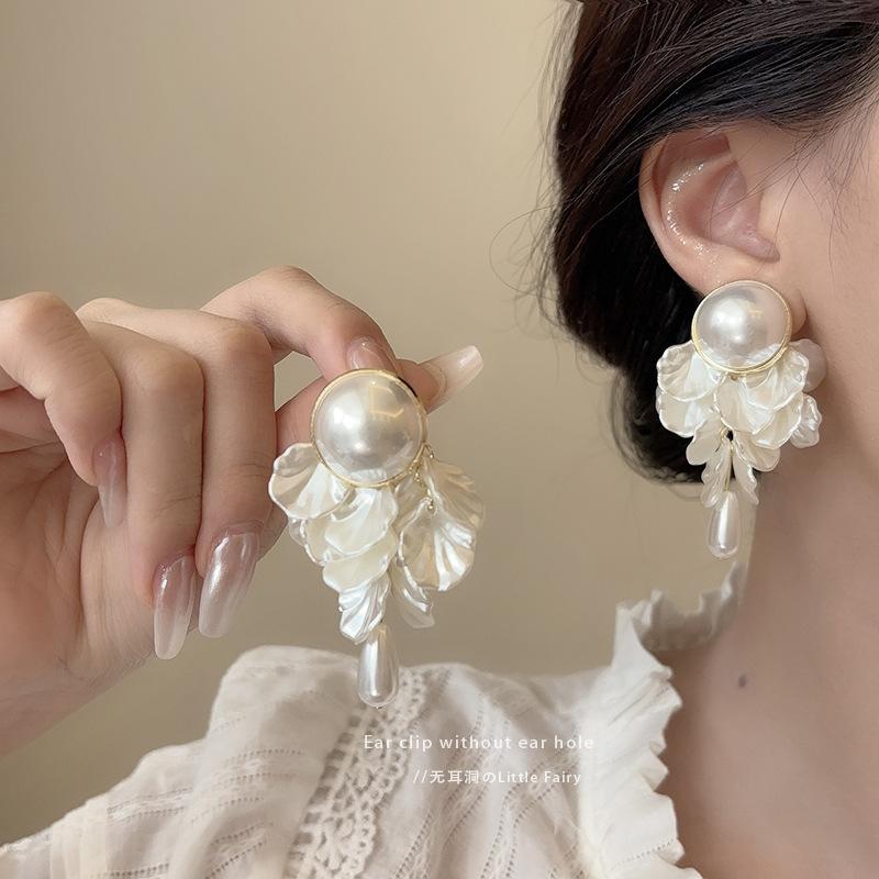 Water drop pearl petal fringed earrings French elegance earrings Super fairy fashion light luxury long stud earrings белый