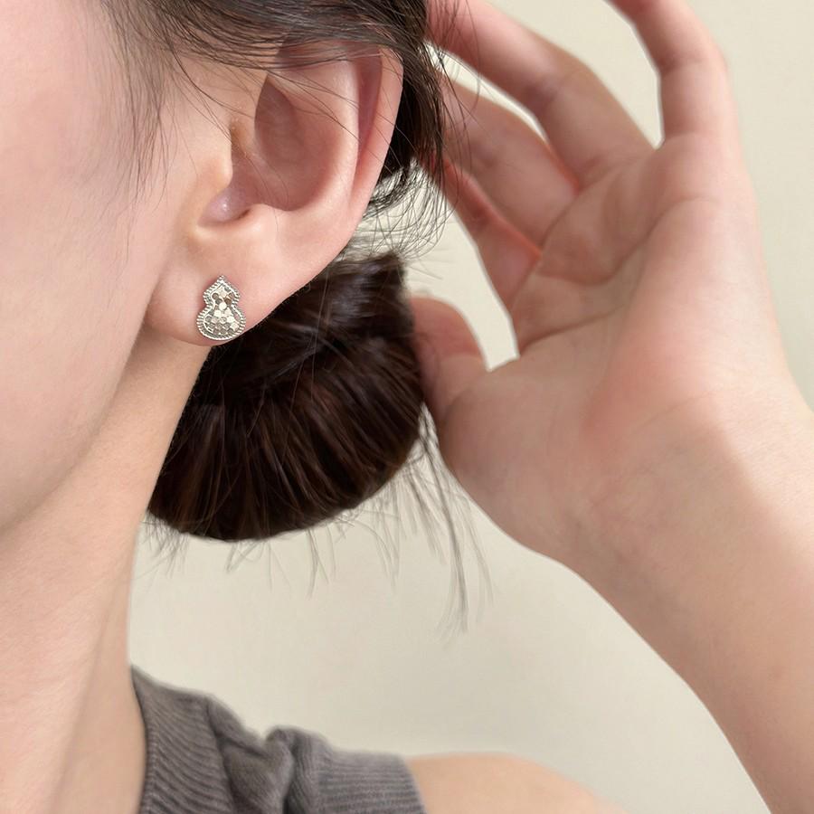 Elegant Chinese-Style Crushed Ice Bing Hulu Earrings: Sweet, Luxurious, Compact, Versatile, High-End Jewelry for Women.