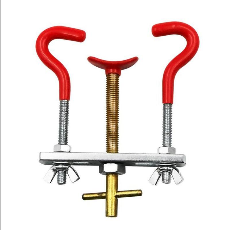 Bonsai-Zweigbieger. Außergewöhnlich wunderbare Gyrate-Installation, hergestellt von Tian Bonsai Tools