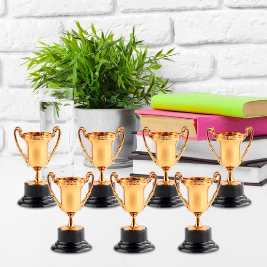 10ks mini trofejí plastová cena trofejí poutavé ozdoby na mini stolní trofeje pro rekvizity na párty