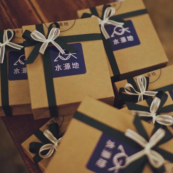 Snadno pitelná káva typu immersion-type drip bag ze zdroje