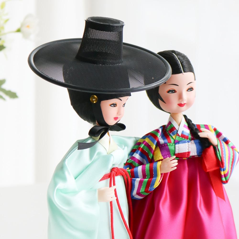 Pár tradičních korejských panenek v hanboku a gatu