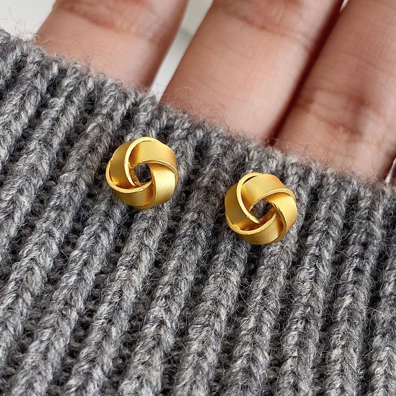 Light Luxury Senior Sense of Simplicity Winding Earrings Retro Compact Matte Gold Exquisite Unique Niche Vintage Ladies Accessories Elegant Jewelry