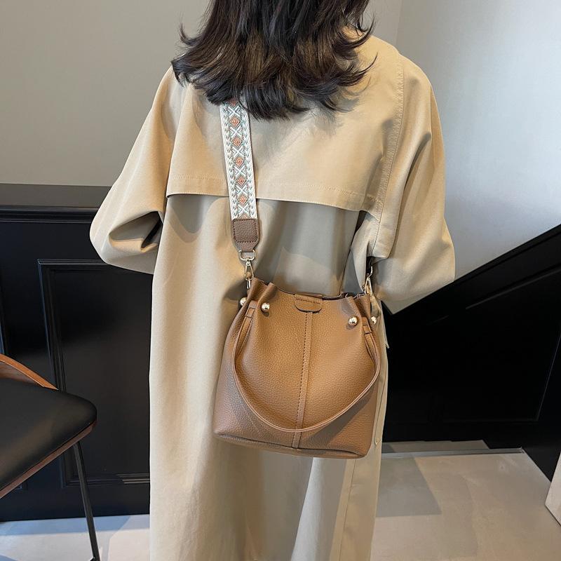 Temperament wide shoulder strap small bag women's 2025 new trendy fashion popular shoulder bag foreign style messenger bucket bag
