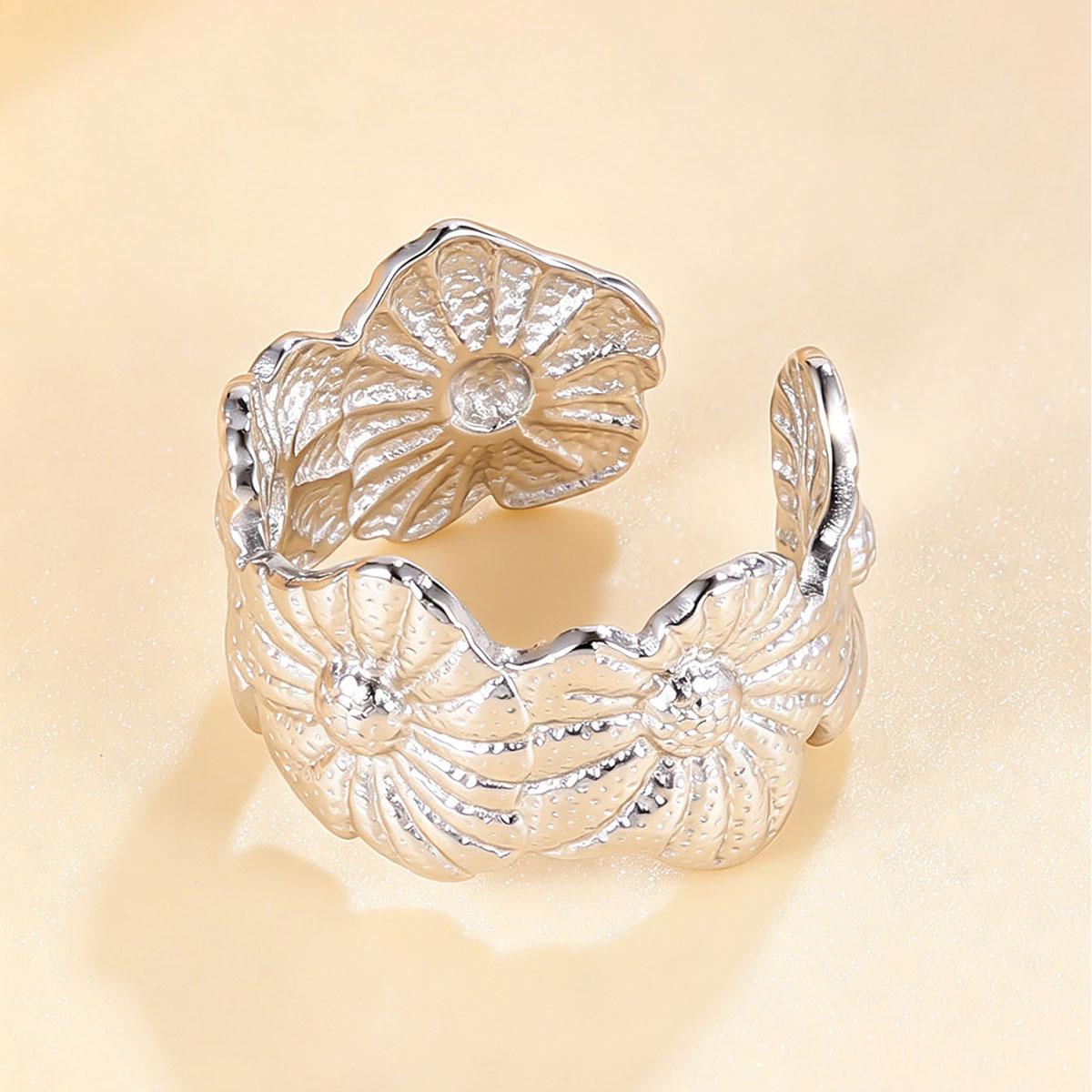 Elegant Retro Chic Daisy Open Band Ring - Stainless Steel Women s Floral Design