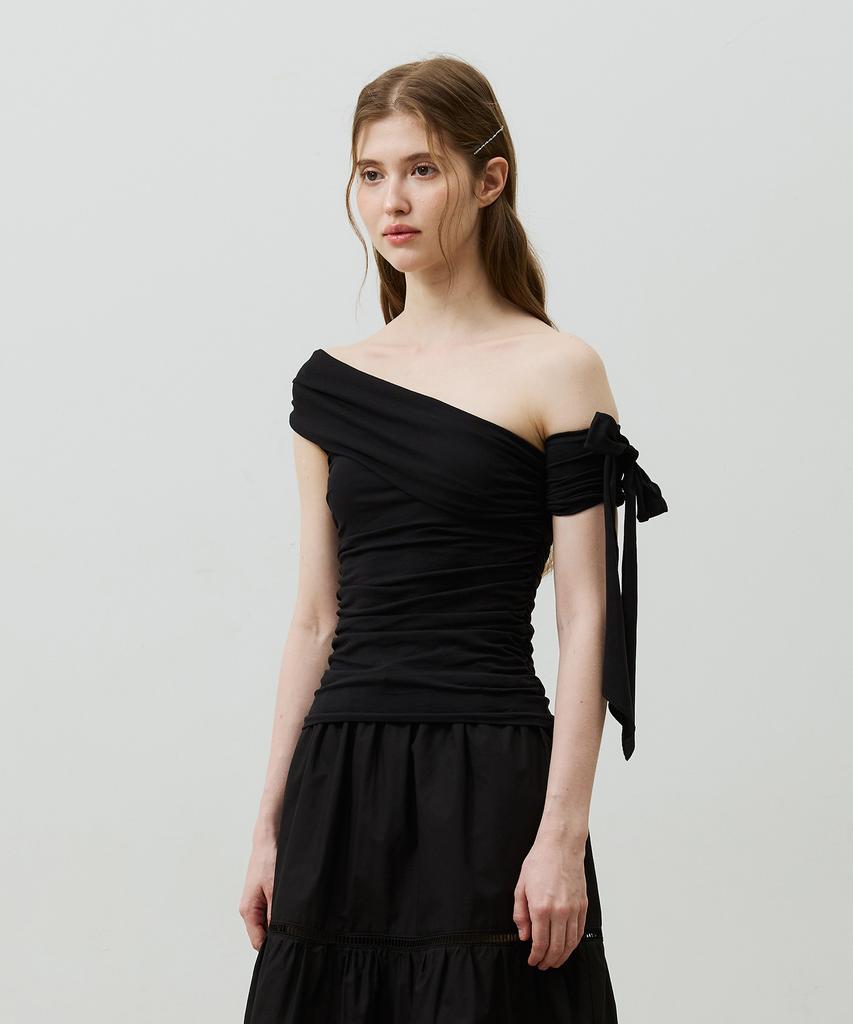 Alikim Ria One-Shoulder Shirring Top / Black
