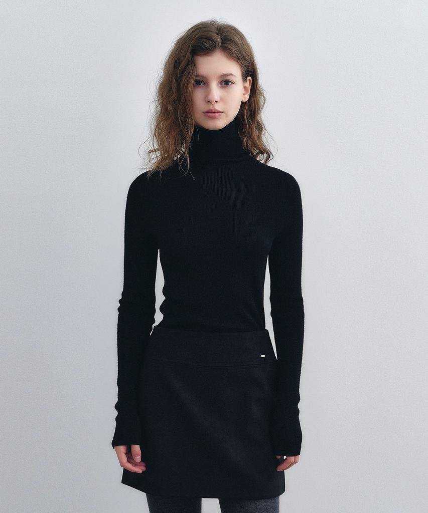 LOEIL Ribbed Wool Turtleneck Knit - Black