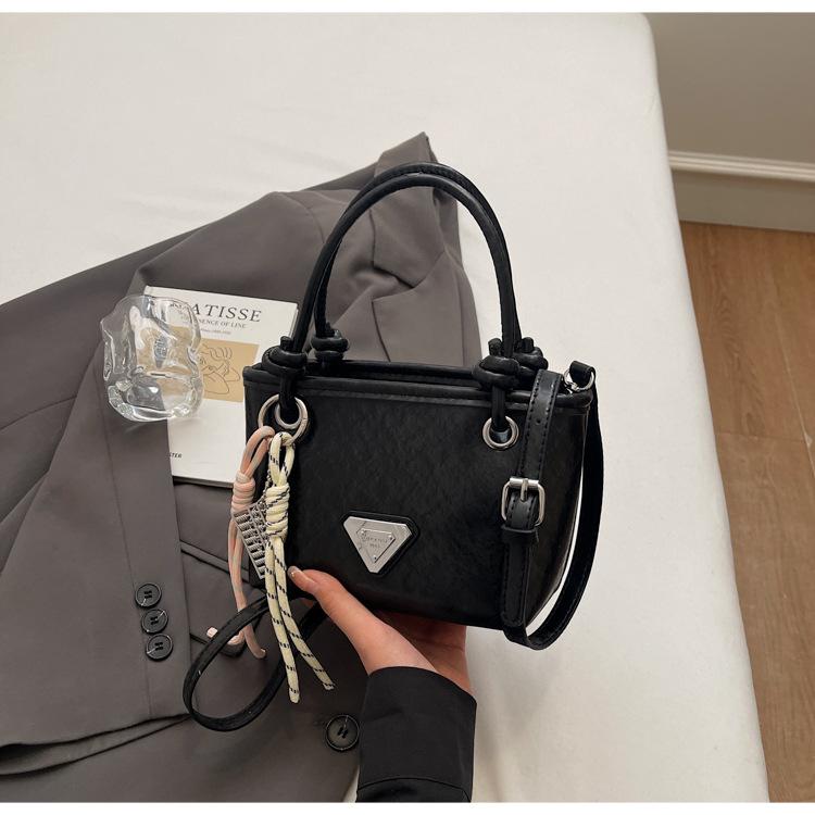 

Premium sense retro texture handbag women s new versatile shoulder bag high value messenger bag tide
