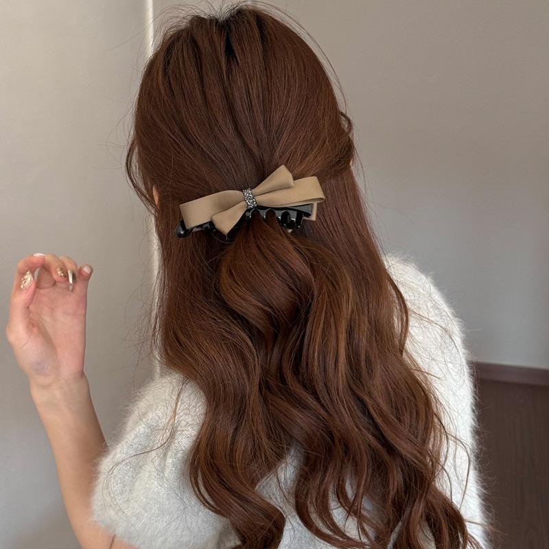Butterfly Hairpin Adds An Elegant Touch To The Back of The Head, Creating A Sophisticated Look. The Ponytail Style Is Trendy.