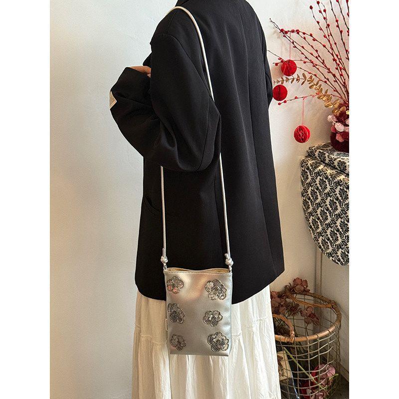 Decorative Mobile Phone Bag - Trendy, Versatile, Small Shoulder-slung Bag for Women, Suitable for Casual Commutes.
