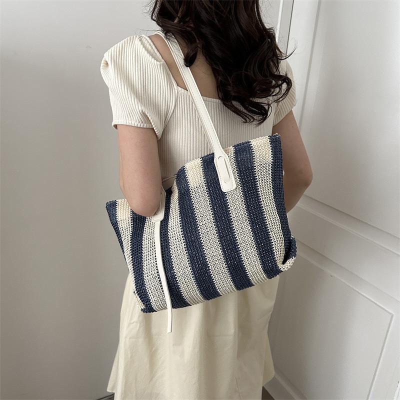 Chic Summer Tote Bag For Women Simple Elegant Design With Phone Pocket And Inner Pockets