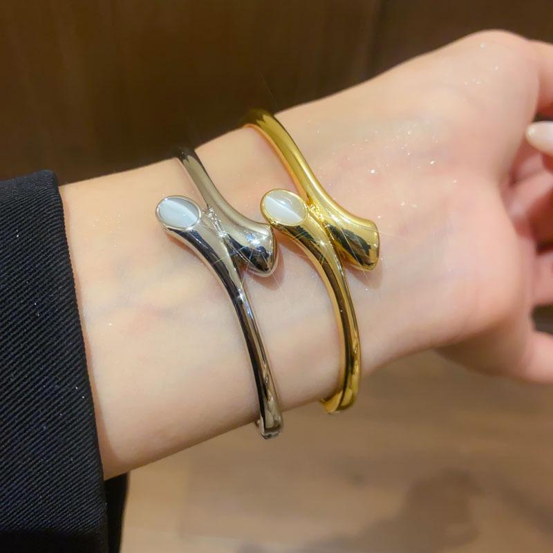 18K Goldplattiertes offenes ovales Crossover-Armreif - Leichter Luxus-Armband für Damen