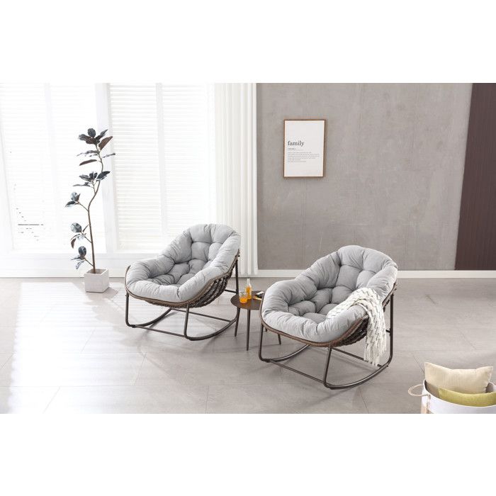 Venkovní houpací křeslo s tlustým sedákem, vhodné na balkony, verandy, zahrady a dvorky. Šedý model.