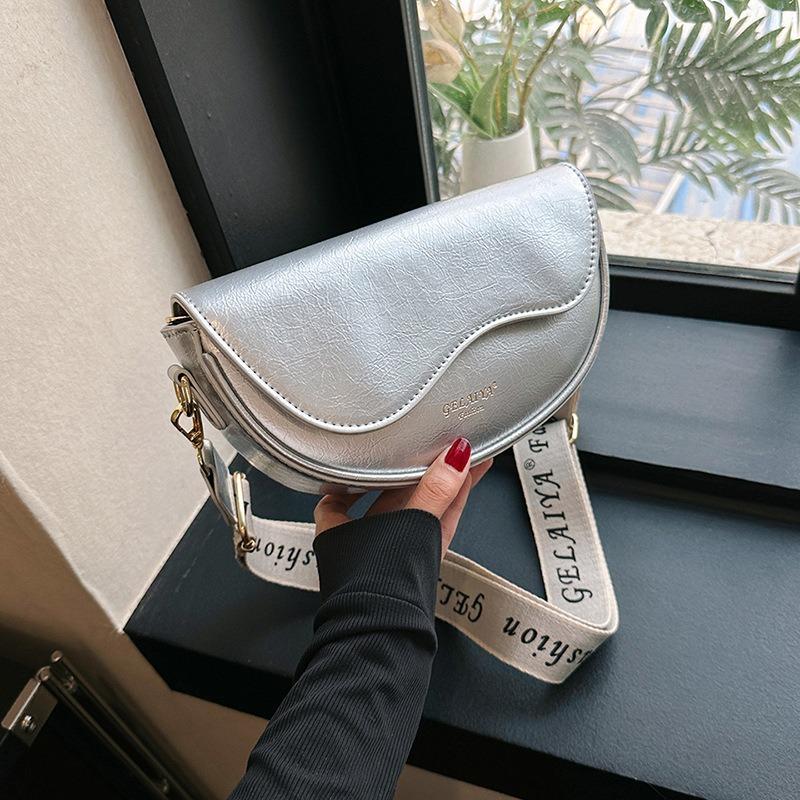 Fashion textured women's bag autumn and winter new retro versatile wide shoulder strap single shoulder underarm saddle bag